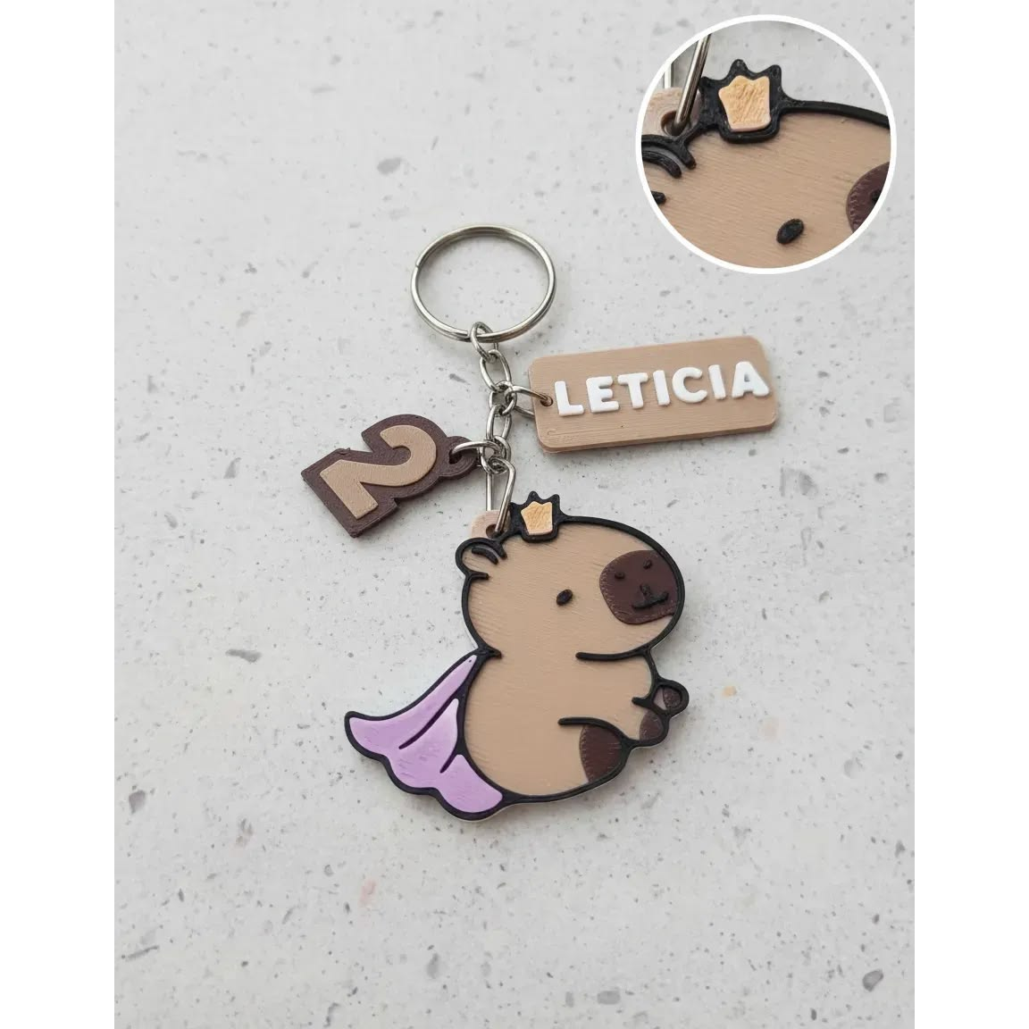 Souvenir Llavero 3D de Capibara Princesa Personalizado con Nombre y Edad · foto 2 de 2